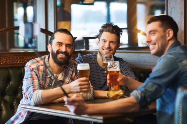 Amici prendere selfie e bere birra al bar — Foto Stock