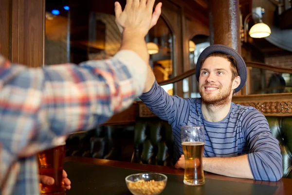 Boldog férfi barátai hogy a magas öt bár vagy pub — Stock Fotó