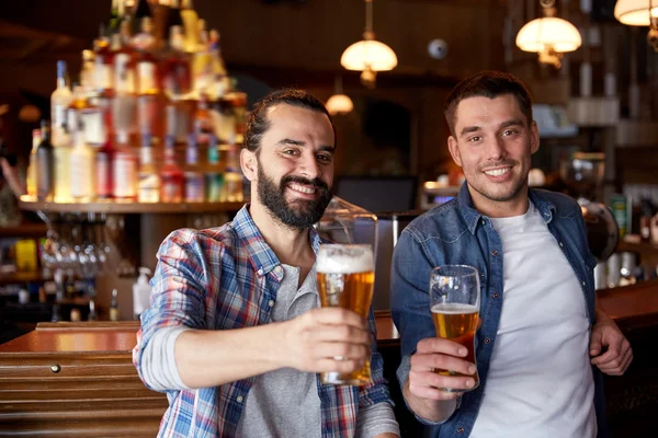 Glückliche männliche Freunde, die Bier in der Bar oder Kneipe trinken — Stockfoto