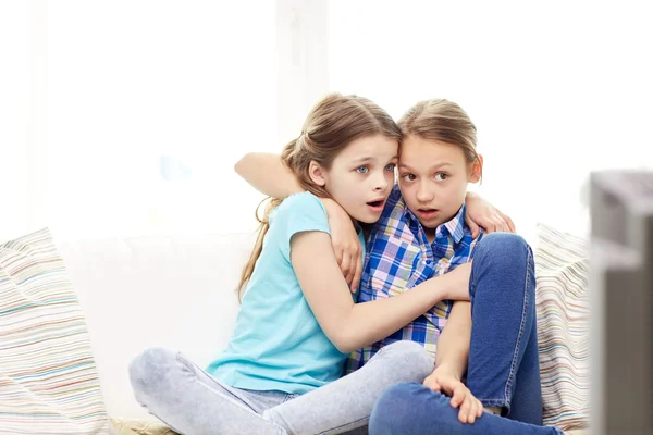 Meninas assustadas assistindo horror na TV em casa — Fotografia de Stock