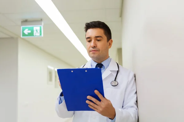 Médecin écrit au presse-papiers à l'hôpital — Photo