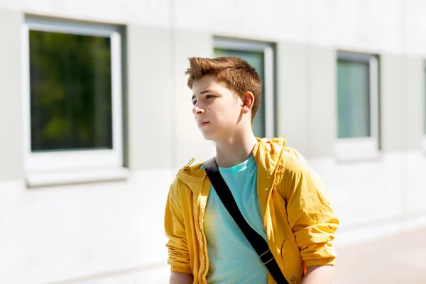 Adolescente estudiante caminar al aire libre — Foto de Stock