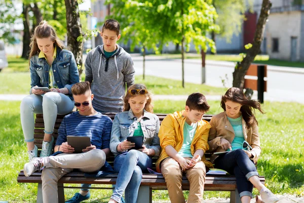 Grupa studentów z komputera typu tablet na dziedzińcu szkoły — Zdjęcie stockowe