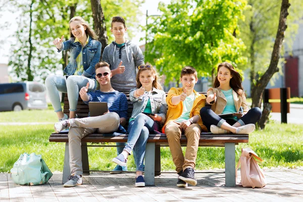 Grupo de estudiantes con tableta PC en el patio de la escuela — Foto de Stock