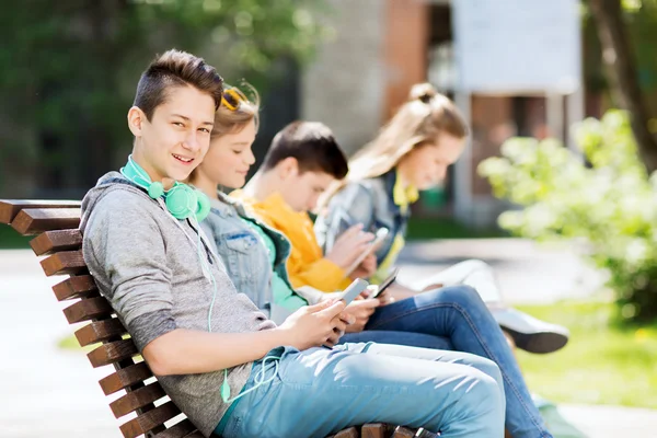 Adolescent heureux garçon avec tablette PC et écouteurs — Photo