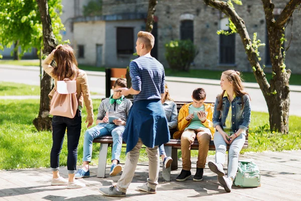 Groep tiener studenten bij schoolplein — Stockfoto