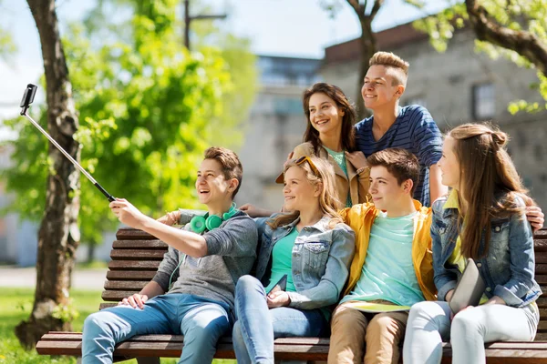 Happy dospívající studenti s selfie do smartphone — Stock fotografie
