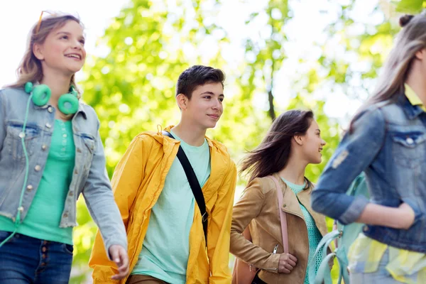 Група щасливих студентів-підлітків, які ходять на відкритому повітрі — стокове фото