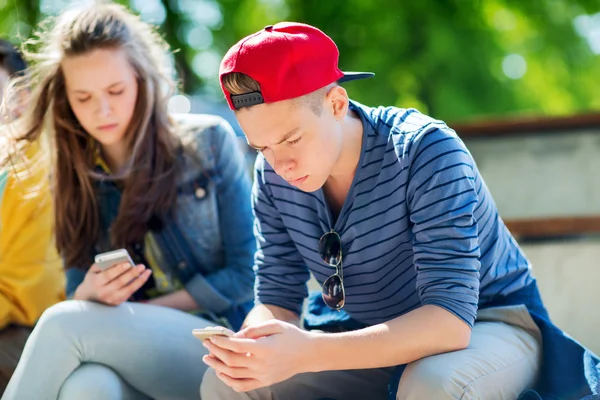 Tonåriga vänner med smartphones utomhus — Stockfoto