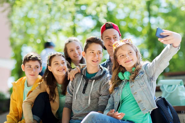 Happy dospívající studenti s selfie do smartphone — Stock fotografie