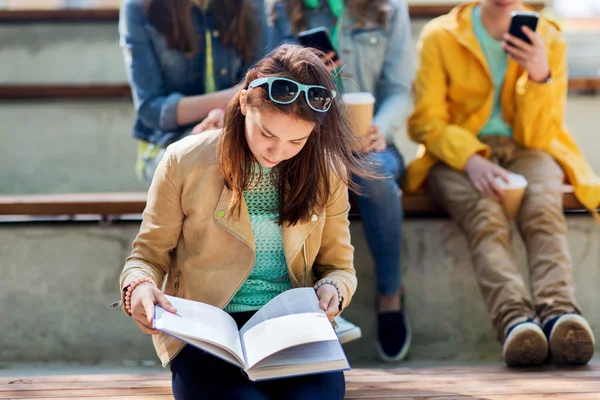 High school student girl reading book outdoors — Stock Photo, Image