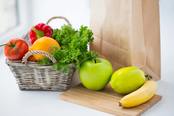 Korb mit frischem Fritten und Gemüse in der Küche — Stockfoto