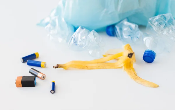 Primer plano de la bolsa de basura con basura — Foto de Stock