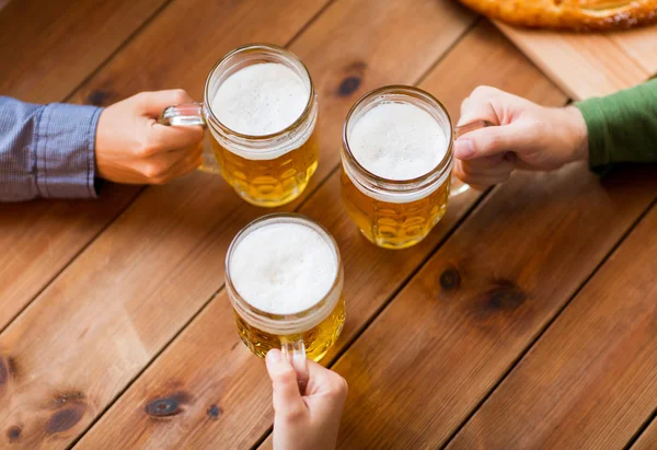 Close-up van handen met bierpullen op bar of pub — Stockfoto