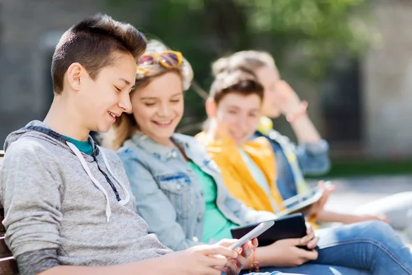 Szczęśliwy nastoletnich przyjaciół z komputera typu tablet na zewnątrz Zdjęcie Stockowe