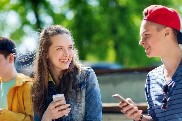Boldog tinédzser meg a szabadban okostelefonok Jogdíjmentes Stock Képek