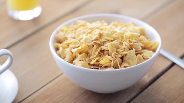 Suiker gieten naar cornflakes op houten tafel — Stockvideo