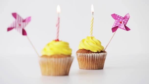 Cupcakes de cumpleaños con vela encendida y molinete — Vídeos de Stock