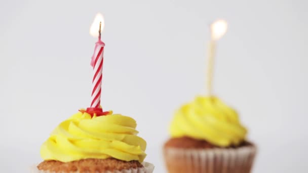 Magdalenas de cumpleaños con velas encendidas — Vídeos de Stock