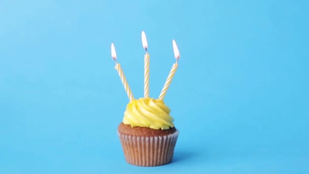 Magdalena de cumpleaños con tres velas encendidas — Vídeos de Stock