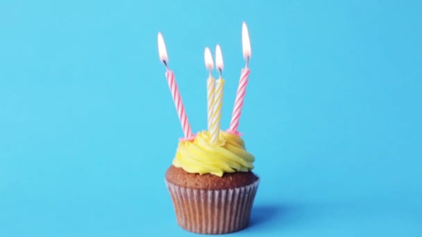 Cupcake de cumpleaños con cuatro velas encendidas — Vídeos de Stock