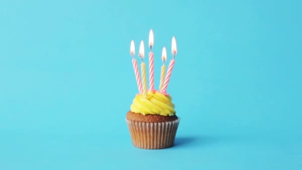 Cupcake de aniversário com cinco velas em chamas — Vídeo de Stock