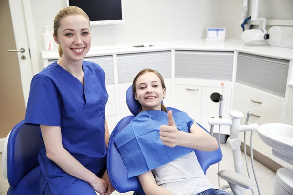 Dentista feliz do sexo feminino com a menina paciente na clínica — Fotografia de Stock