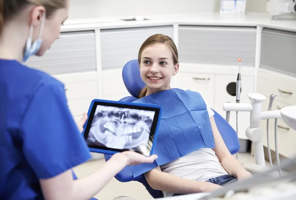 Οδοντίατρος με φασματόμετρο ακτίνων χ σε tablet pc και ασθενή κορίτσι — Φωτογραφία Αρχείου