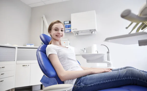 Fille patiente heureuse au bureau de la clinique dentaire — Photo