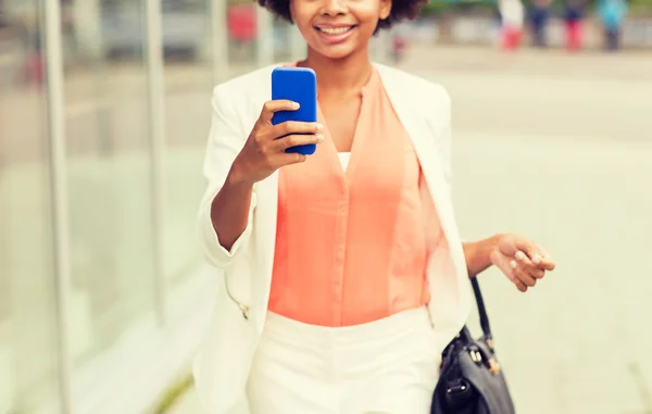 Close-up de mulher africana com smartphone na cidade — Fotografia de Stock