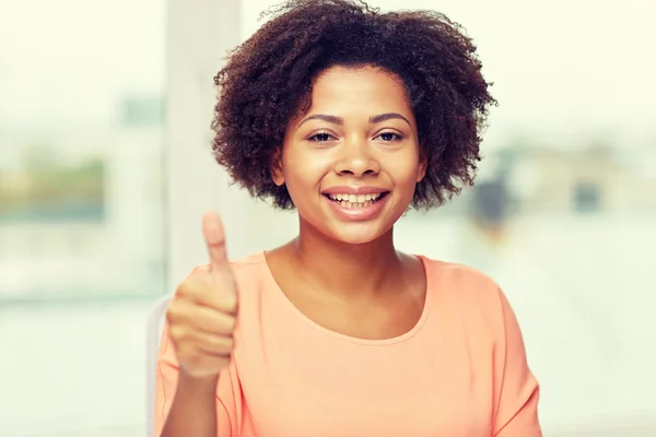 Happy african young woman showing thumbs up — Stock fotografie