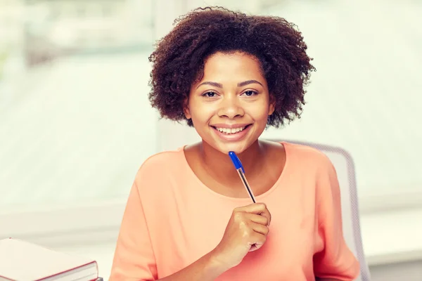 Mujer afroamericana feliz con el ordenador portátil en casa —  Fotos de Stock