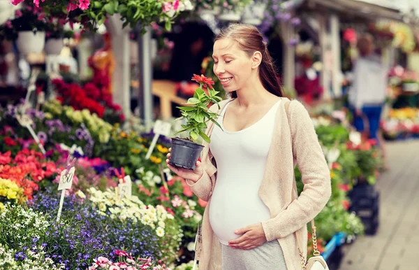 Gravid kvinna välja blommor på gatan marknaden — Stockfoto