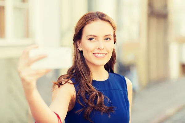 Glückliche Frau macht Selfie mit Smartphone in der Stadt — Stockfoto