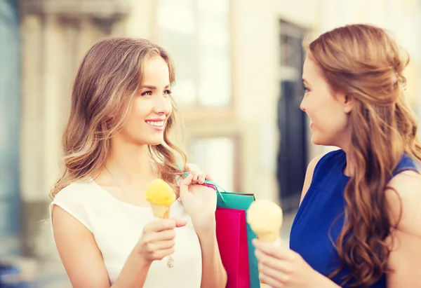 Donna con shopping bag e gelati in città — Foto Stock