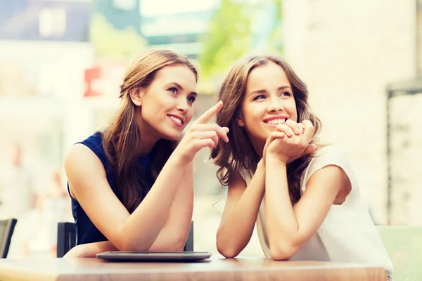 Mulheres jovens felizes ou meninas adolescentes com tablet pc — Fotografia de Stock