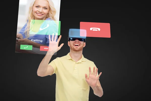 Glücklicher Mann in Virtual-Reality-Headset oder 3D-Brille — Stockfoto