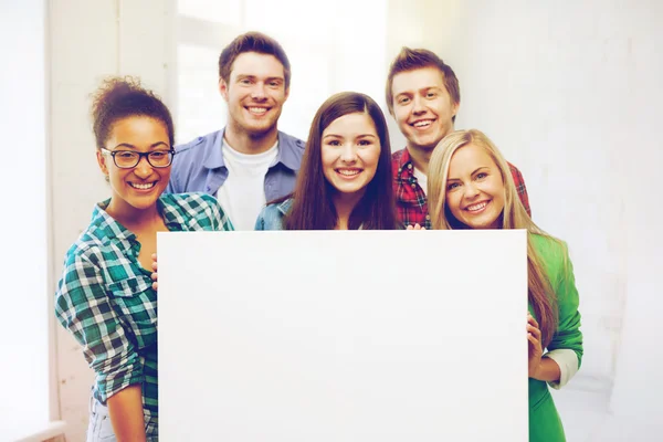 Groep studenten op school met leeg bord — Stockfoto