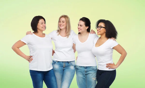 Grupo de felices mujeres diferentes en camisetas blancas — Foto de Stock