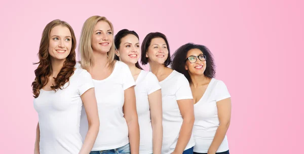 Grupo de felices mujeres diferentes en camisetas blancas — Foto de Stock