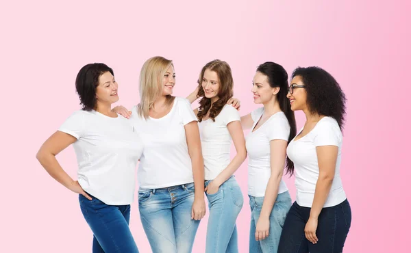 Grupo de mulheres diferentes felizes em t-shirts brancas — Fotografia de Stock