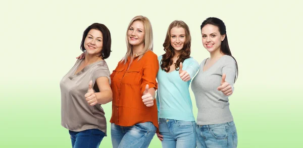 Skupina happy různých žen, ukazuje palec — Stock fotografie