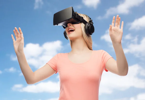 Nő virtuális valóság headset vagy 3D-s szemüveg — Stock Fotó