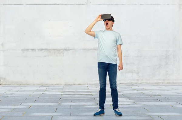 Hombre en auriculares de realidad virtual o gafas 3d —  Fotos de Stock