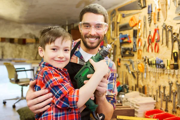 Padre e figlio con trapano che lavorano in officina — Foto Stock