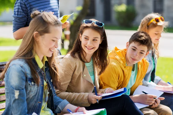 Skupina studentů s notebookem na školním dvoře — Stock fotografie