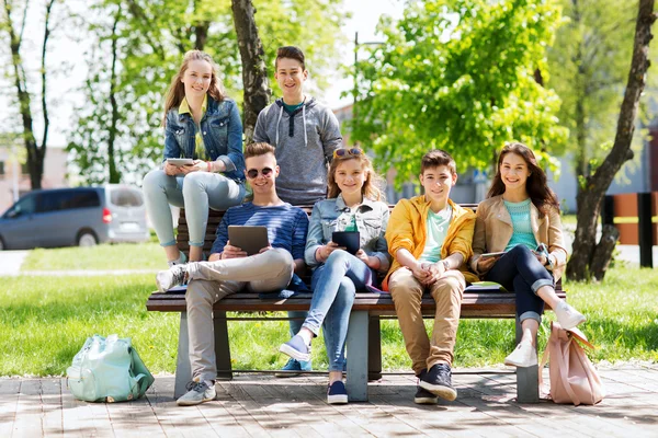 Groep studenten met de tablet pc op schoolplein — Stockfoto