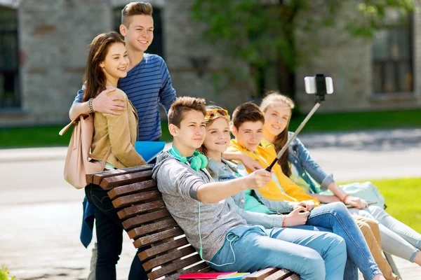 快乐的青少年学生，以智能手机自拍照 — 图库照片