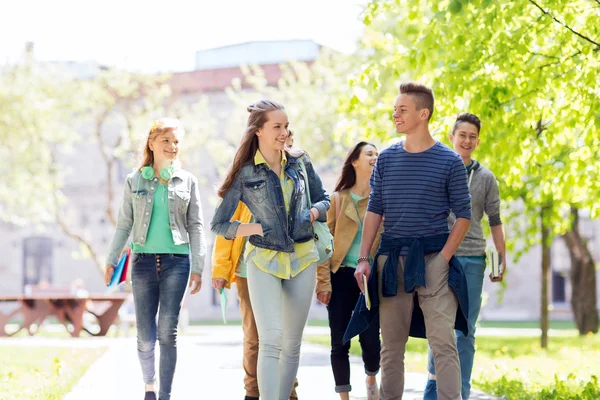 Groep gelukkige tiener studenten buiten wandelen — Stockfoto