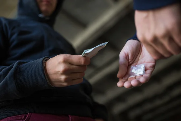 Primer plano de la dosis de compra de adictos del traficante de drogas — Foto de Stock